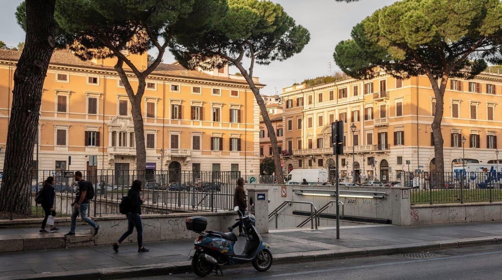 Fiumicino airport to Rome city centre — all options compared — Leonardo Express, shuttle bus, taxi or private transfer from FCO to Rome? All op