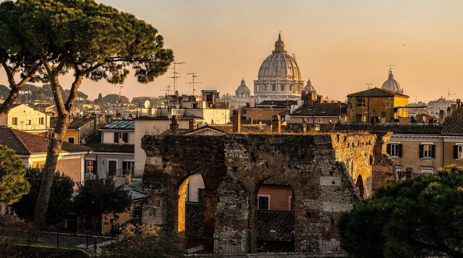 How to plan a Rome itinerary: the logic behind a good trip — A practical framework for building a Rome itinerary that works — geographic clus